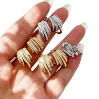 Pendientes de Aro Huggie Multicapa Chapados en Oro con Diseño de Punta Acanalada de Dos Tonos y Circonitas Cúbicas, de Moda, para Fiesta y Uso Casual para Mujer