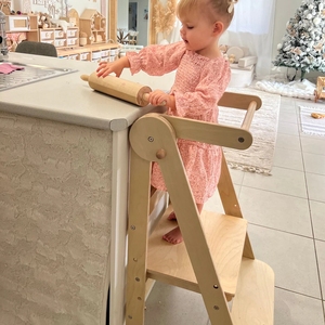 Marchepied pliable en <span class=keywords><strong>bois</strong></span> de sécurité pour tout-petits avec 2 barres de sécurité et <span class=keywords><strong>4</strong></span> <span class=keywords><strong>pieds</strong></span> amovibles stabilisateurs latéraux pour un rangement facile - Product Image 6