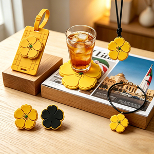 ชุดอุปกรณ์ซิลิโคน PVC ลายดอกไม้ประจำชาติ UAE สีเหลืองทะเลทราย ประกอบด้วยที่รองแก้ว สร้อยคอ สร้อยข้อมือ ของตกแต่งบ้านและอุปกรณ์เดินทางธีม UAE แบบ OEM/ODM - Product Image 1