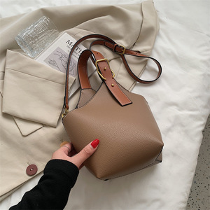 2023 sacs fourre-tout à bandoulière de mode pour dames avec logo imprimé de <span class=keywords><strong>marque</strong></span> célèbre conception simple femmes Offre Spéciale le sac fourre-tout - Product Image 4