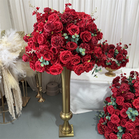 Vente directe d'usine, boule de fleurs artificielle en soie moderne de haute qualité, rose rouge de 65 cm, verdure, pour la décoration des centres de table de mariage