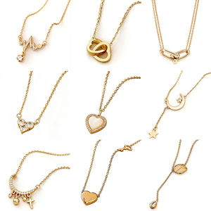 Collana con Ciondolo da Donna all'Ingrosso Personalizzabile di Moda con Farfalla, Perla, Lettera, Cuore, Stella, Luna in Acciaio Inossidabile, Oro 18K e Zircone - Product Image 1