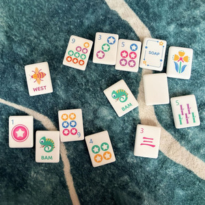 Ensemble de Mahjong miniature portable pour enfants et débutants, 160 tuiles de Mahjong miniatures en acrylique américaines avec sac et tapis - Product Image 3