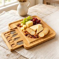 Venta al por mayor de tabla de queso de bambú y juego de cuchillos Unique Christmas Bamboo Charcuterie Platter para uso en cocina