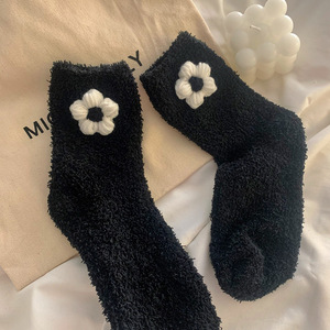 Calcetines peludos para mujer con diseño de flores, calcetines cálidos de algodón hasta media pantorrilla para otoño e invierno, para dormir en el suelo - Product Image 4