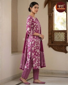 Ensemble salwar kameez en coton brodé, très vendu, avec un design magnifique pour les fêtes et les festivals, disponible au prix export. - Product Image 3