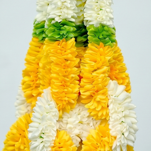 พวงมาลัยดอกไม้ประดิษฐ์สีเหลืองขาวสำหรับงานแต่งงาน พิธีกรรมทางศาสนา งานพูจา ตกแต่งเทศกาล ดอกไม้แบบดั้งเดิม - Product Image 2