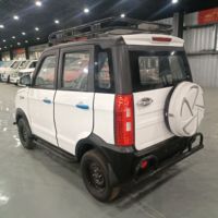 Mini SUV Eléctrico de Fábrica con Volante a la Derecha, 4 Puertas, Vehículo Eléctrico de Pasajeros con Barra de Luces en el Techo, Automóvil Eléctrico para Exportación