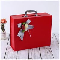 Maßgefertigte Koffer-Design-Boxen Harte Karton-Geschenkverpackung für Kleidung mit Goldgriffen