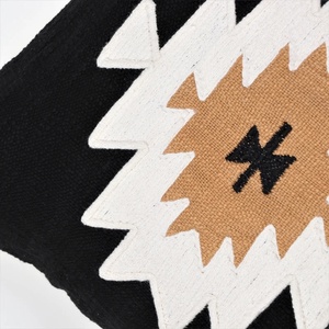 Housse de coussin carrée tuftée à la main, texture bohème, patchwork noir et jaune moutarde, pour canapé, décoration intérieure - Product Image 3