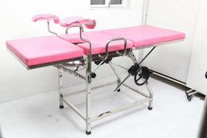 4 Patas 8 patas OEM <span class=keywords><strong>Hospital</strong></span> cama obstétrica médica Rosa negro Acero inoxidable ginecológico cama de entrega manual con volantes - Product Image 2