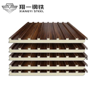 Panneau sandwich en mousse PU métallique gaufrée personnalisée, isolation pour revêtement mural extérieur de bâtiments préfabriqués