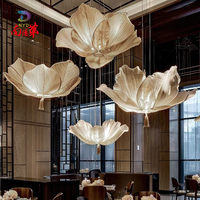 Installation artistique géante en soie, faite à la main et personnalisée, pour scène de mariage ou vitrine de cérémonie de remise des diplômes