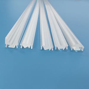 Nouvelle lentille linéaire extrudée en PMMA de 12,4 mm de largeur, angle large de 145 degrés, pour éclairage commercial, longueur personnalisée avec profil en aluminium - Product Image 5