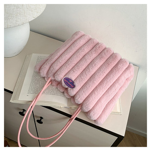 Nouveau sac fourre-tout à bandoulière tendance en peluche pour femme, modèle 2025, vente en gros, poignée unique, toutes saisons, noir - Product Image 4