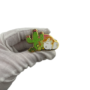 Pin de solapa con botón personalizado de seguridad de tienda única Fabricante de solapa de esmalte duro - Product Image 6