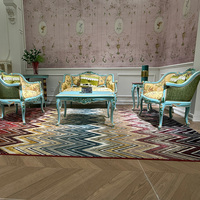 Canapé d'appoint floral peint à la main bleu clair, style rococo, avec sculpture en feuille d'or, tissu damassé jaune, canapé vintage de château français