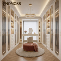 Dressing italien haut de gamme pour chambre principale avec vitrine en verre, étagères LED et îlot de rangement OEM