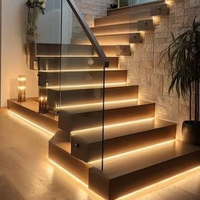 Escalier flottant pour intérieur, moderne, en bois, avec monopoutre invisible, éclairage LED et garde-corps en verre
