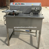 Machine de moulage de chocolat d'enrobage de sucrerie Machine de gâchage de chocolat avec des ventes popularisées par table vibrante