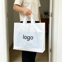 Sac fourre-tout en plastique recyclable avec poignée boucle personnalisée, logo sur mesure, finition brillante PE, pour emballage de vêtements de détail, Guangdong