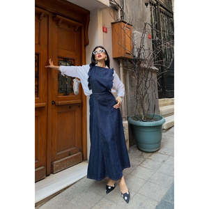 Robe en jean bleu marine respirante pour femme, coupe trapèze avec épaules à volants - Product Image 3