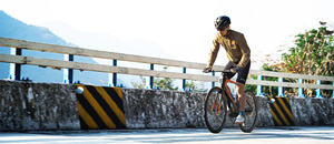 Bicicleta de Carretera Aerodinámica Moderna con Cuadro de Carbono, Estilo E-Bike para Viajes Urbanos, Ciclismo Fitness, Bicicleta de Rendimiento Confiable - Product Image 2