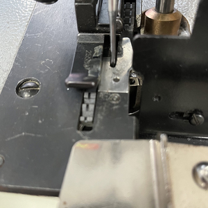 Machine à surjeter et à coudre automatique industrielle programmable à lit plat pour la finition des bords de tapis, moteur RN-2502D - Product Image 4