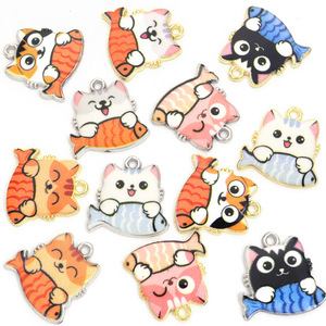 Breloque chat câlinant une poissonne en émail coloré, en alliage de zinc, pour bracelets sur le thème des pêcheurs - Product Image 5
