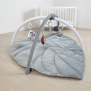 Alfombra de Actividades para Bebés con Forma de Hoja, 5 en 1, Acolchada, con Arcos Grises y Juguetes Sensoriales de Animales del Bosque - Product Image 1