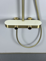Robinetterie de douche de luxe en or brossé avec étagère de rangement, ensemble de douche 3 fonctions avec corps en laiton pour projets hôteliers et salles de bain