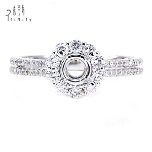 Anillo de compromiso para mujer, diseño de doble halo, el más popular, en oro blanco macizo de 18 quilates con diamantes naturales, sin piedra central. - Product Image 2