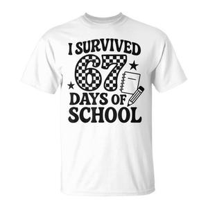 T-shirt con design a quadretti per studenti con stampa "Sono sopravvissuto a 67 giorni di scuola" - Product Image 1
