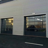 Zone de chargement d'entrepôt baie industrielle automatique sectionnelle porte de garage verticale isolée