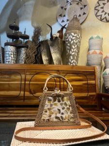 Gandek Sasak จากอินโดนีเซียผสมผสานเนื้อธรรมชาติกับสายหนังสไตล์ชนเผ่าทำให้ถือได้อย่างสะดวกสบาย - Product Image 4