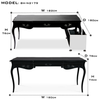 Bureau d'écriture moderne et écologique pour salon avec plateau en cuir noir, poignées en laiton et unité de rangement à miroir fumé