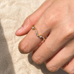 Bague en acier inoxydable doré à motif ondulé avec diamants blancs sertis pavé, bijou unisexe, cadeau - Product Image 3