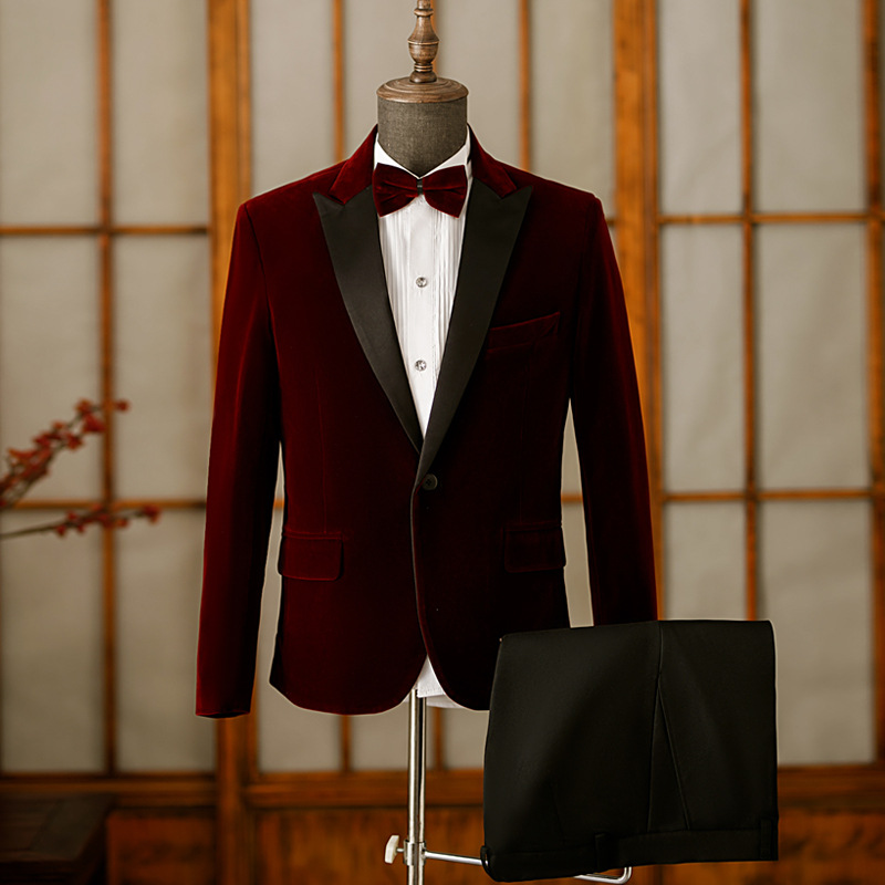 Rosso vino intenso] [giacca + pantaloni neri + papillon + sciarpa quadrata]