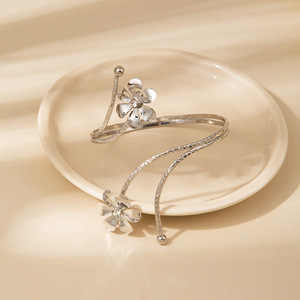 Bracelet manchette ouvert multicouche personnalisé, motifs fleurs et feuilles, style Instagram tendance pour femme, jonc en métal incrusté <span class=keywords><strong>de</strong></span> diamants - Product Image 2