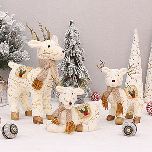 Ensemble de figurines de rennes en peluche avec écharpe et décorations de houx pour la décoration de salon de Noël - Product Image 1