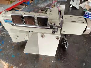 Nueva Máquina de Coser Industrial Automatizada Computarizada con Brazo Deslizante, Tres Agujas, Seis Hilos, Puntada Overlock, para Coser Ropa - Product Image 2