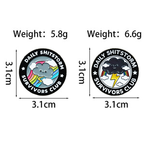 Set de 2 Broches de Esmalte del Club de Supervivientes de la Tormenta Diaria, Divertidos Broches de Solapa con Nubes, Insignias de Memes para Mochilas, Sombreros y Chaquetas - Product Image 3