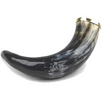Corne à boire en corne de buffle noire et naturelle avec gravure de nœuds vikings – Décoration médiévale nordique faite à la main