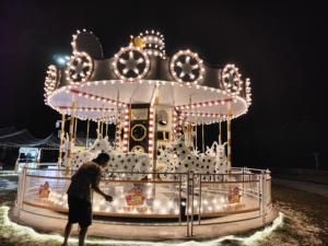 Carrousel pour enfants, revêtement anti-corrosion en EVA souple, rotation à vitesse limitée et sortie claire, manège ludique pour aire de jeux intérieure de garderie - Product Image 2