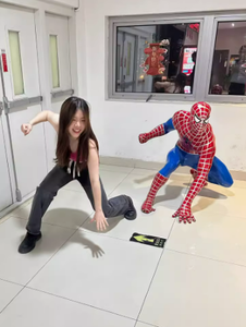 Sculpture grandeur nature Spider-Man en fibre de verre personnage Marvel - Product Image 5