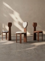 Chaise de salle à manger moderne en bois massif, style crème, design en forme de cœur, dossier rembourré, revêtement en cuir microfibre pour la salle à manger à domicile
