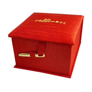 Caja de Joyería de Cartón Rígido Rojo Personalizada, Estuche de Almacenamiento de Relojes con Cinta de Terciopelo y Cierre de Hebilla - Product Image 1