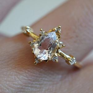 Anillo de Compromiso Chapado en Oro Rosa de 14K con Halo de Morganita Tallada en Crush Cut y Diamantes Alrededor del Anillo de Bodas - Product Image 3