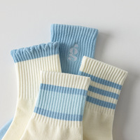 Chaussettes de yoga et de fitness pour femmes, série bleue, antidérapantes, avec motifs de flocons de neige, mignonnes et douces