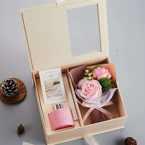 Boîte cadeau rigide avec bouquet de fleurs et flacon de parfum, papier artistique rectangulaire, impression UV haut de gamme, doublure en satin, ruban accessoire - Product Image 2